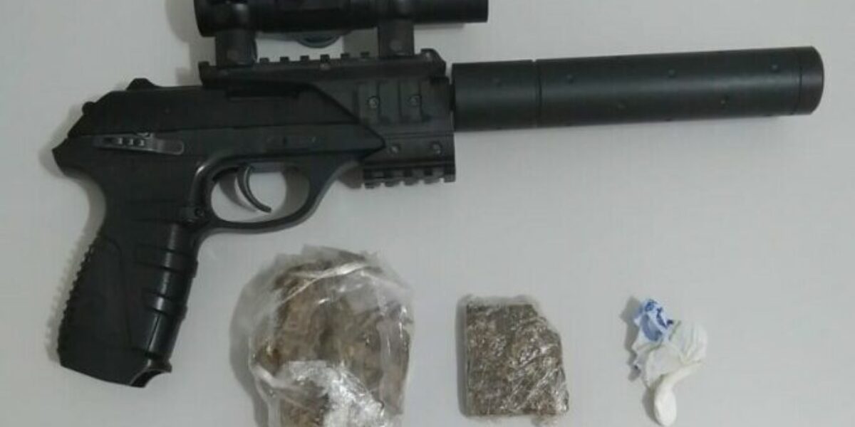 Homem é preso por tráfico de drogas após usar arma de airsoft para ameaçar vítima