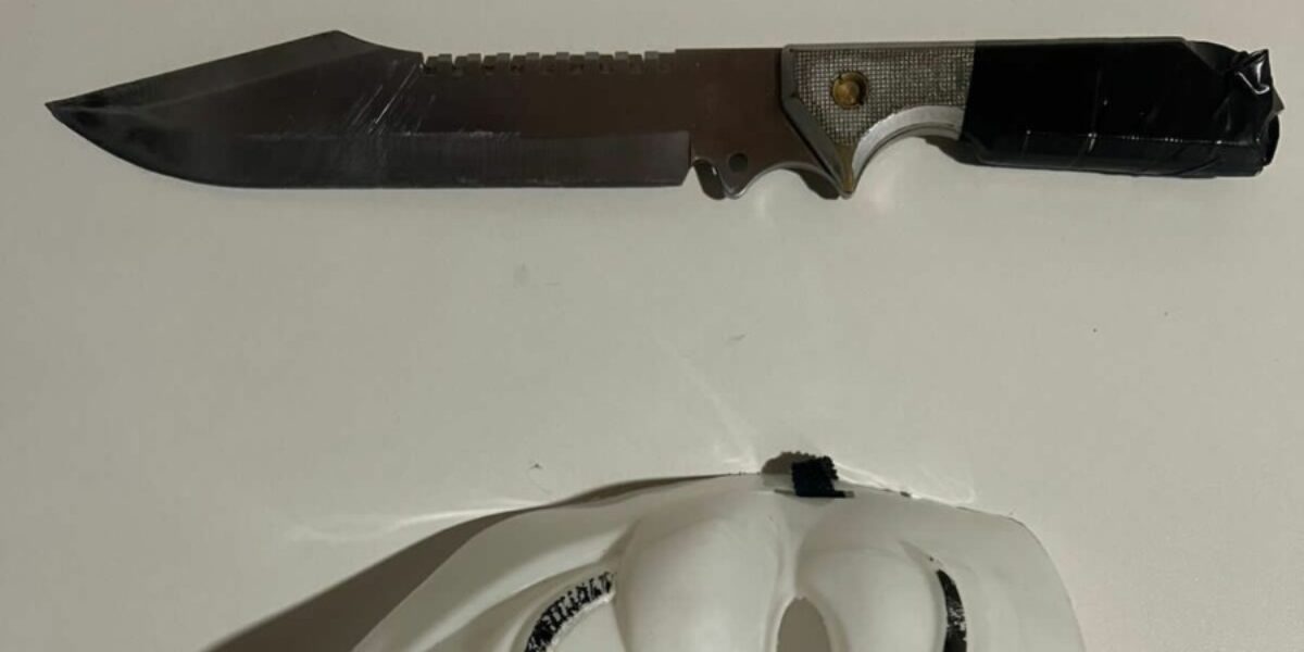 PC prende agressor que descumpriu medidas protetivas e apreende máscara e faca tática
