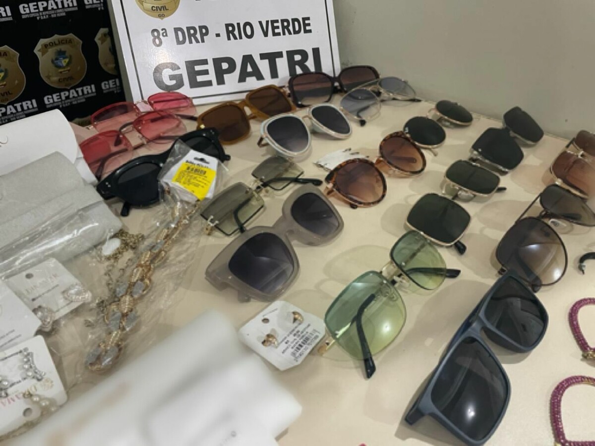 Funcionária de loja é presa em flagrante por furto a diversas objetos