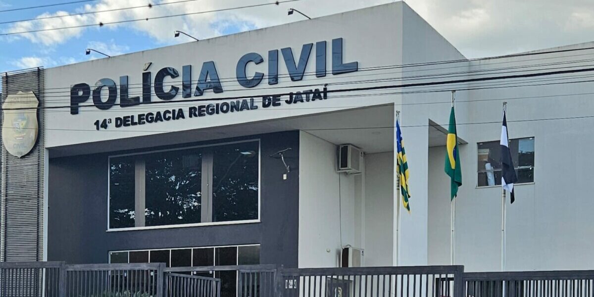 Mulher pula de carro em movimento para escapar de agressões e PC prende companheiro dela em flagrante