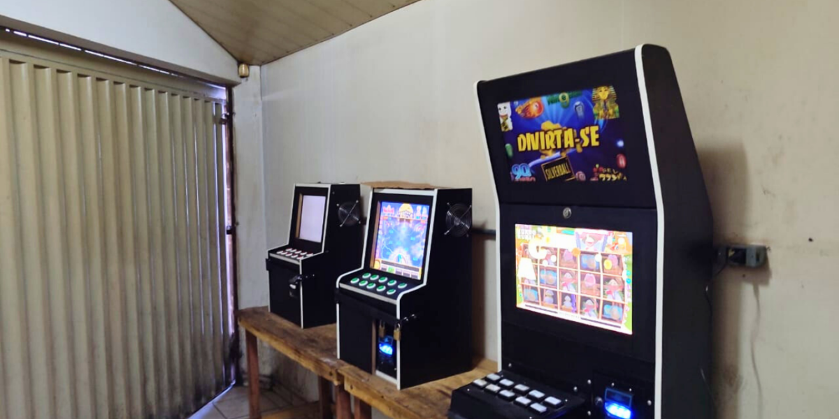 PCGO apreende máquinas caça-níqueis em bar de Catalão