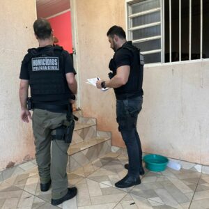 Trio é preso por perseguir homem, invadir a casa dele e atirar contra a sua família para intimidá-la