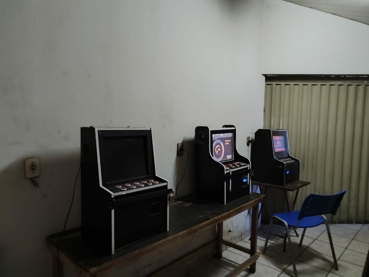 PCGO apreende máquinas caça-níqueis em bar de Catalão