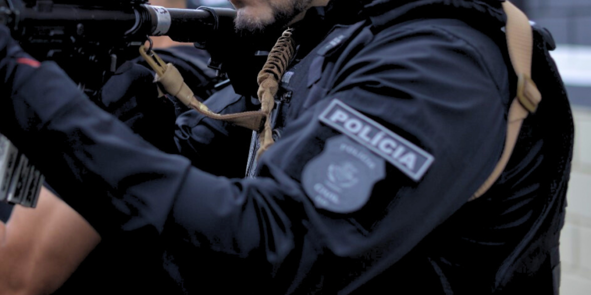 PCGO flagra homem fazendo entrega de drogas em moto e prende suspeito