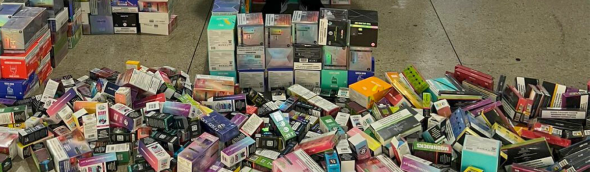 PCGO apreende vários cigarros eletrônicos contrabandeados e prende dupla de estrangeiros