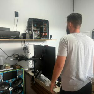 PCGO prende homem que instalou câmera escondida em banheiro de casa alugada