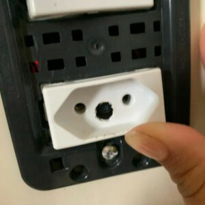 PCGO prende homem que instalou câmera escondida em banheiro de casa alugada