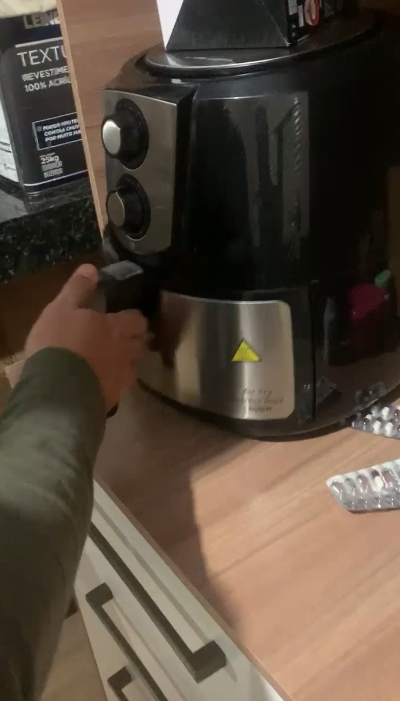 PCGO apreende 300 invólucros de cocaína escondida em AirFryer e prende investigado