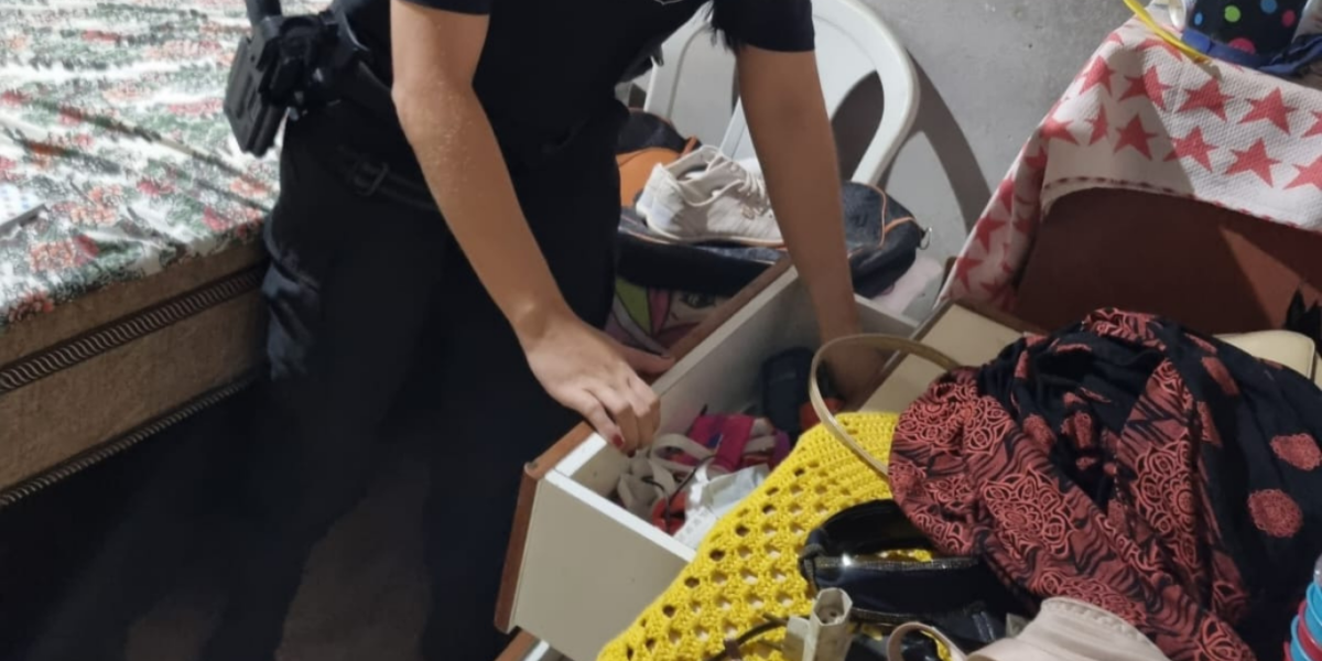 PCGO prende mãe e filho por extorsão qualificada e associação criminosa; outro filho está foragido