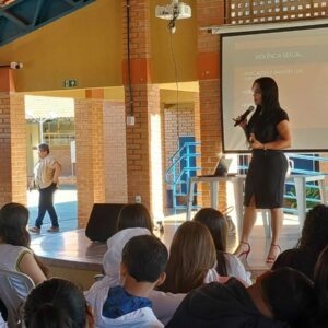 Policiais civis de Luziânia fazem palestra em escola sobre o Maio Laranja