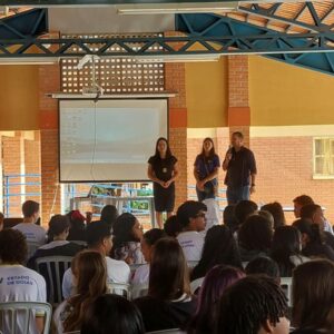 Policiais civis de Luziânia fazem palestra em escola sobre o Maio Laranja