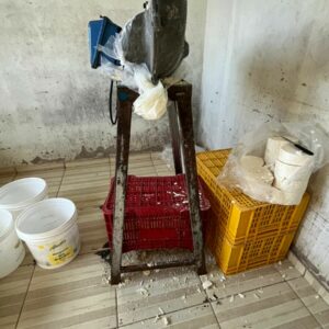 PCGO e Vigilância Sanitária interditam fábrica clandestina de laticínios em Itaberaí