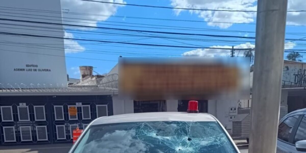 Homem é preso após danificar viatura da Polícia Civil