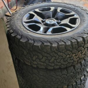 PCGO apreende peças de caminhonetes de luxo em dois endereços comerciais em Goiânia