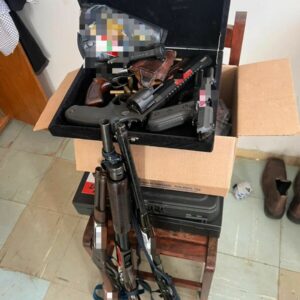 PCGO prende investigado por porte ilegal de arma de fogo com grande arsenal em casa