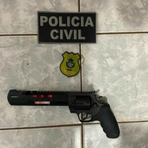PCGO prende investigado por porte ilegal de arma de fogo com grande arsenal em casa