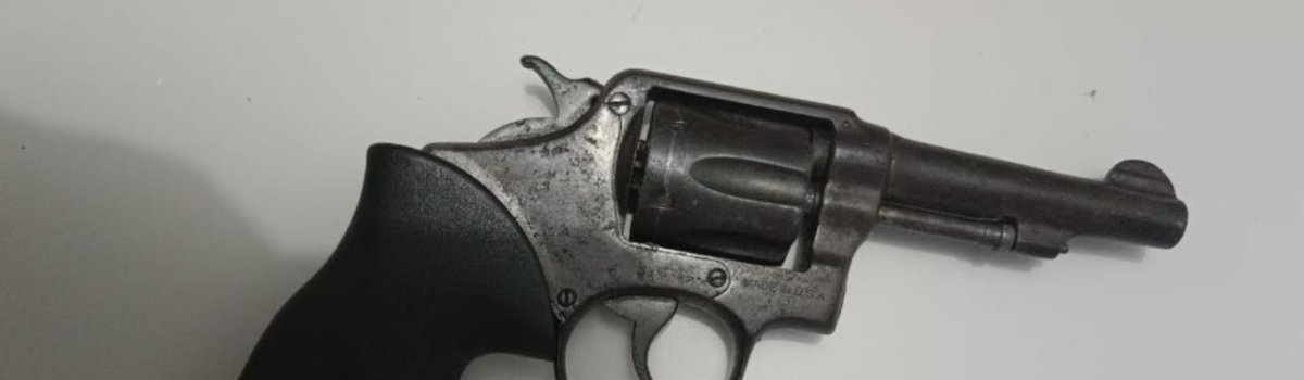 PC e PM prendem homem em flagrante por posse irregular de arma de fogo