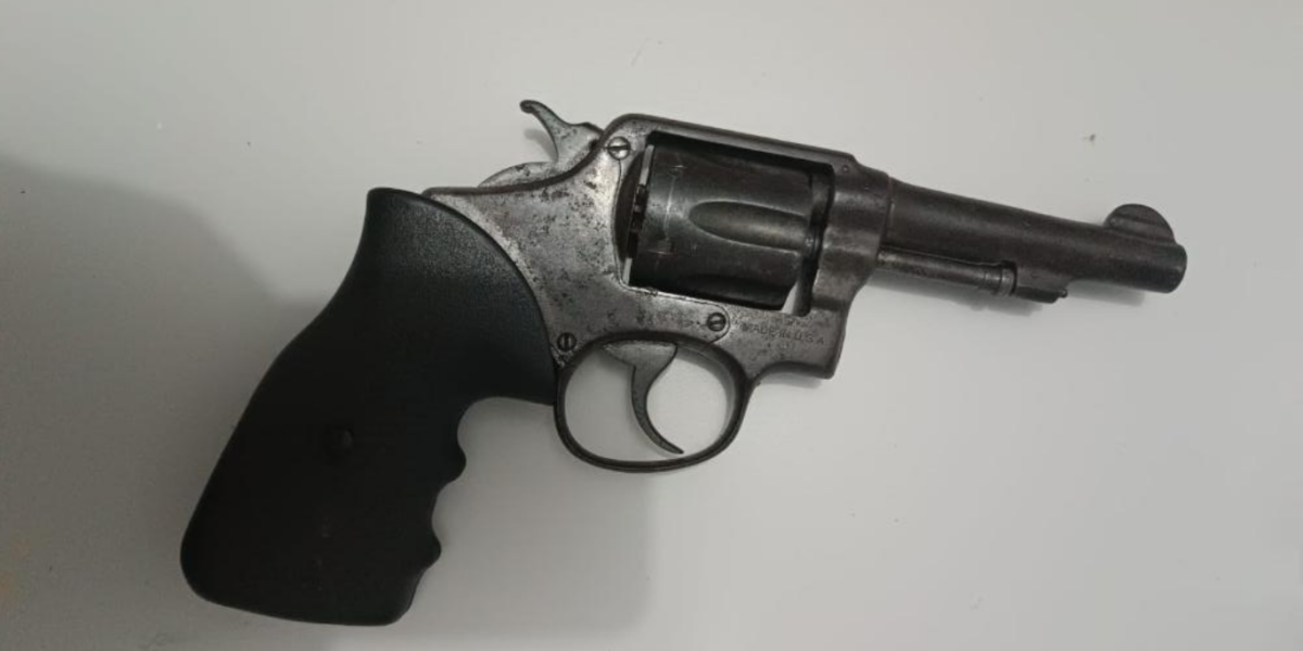 PC e PM prendem homem em flagrante por posse irregular de arma de fogo