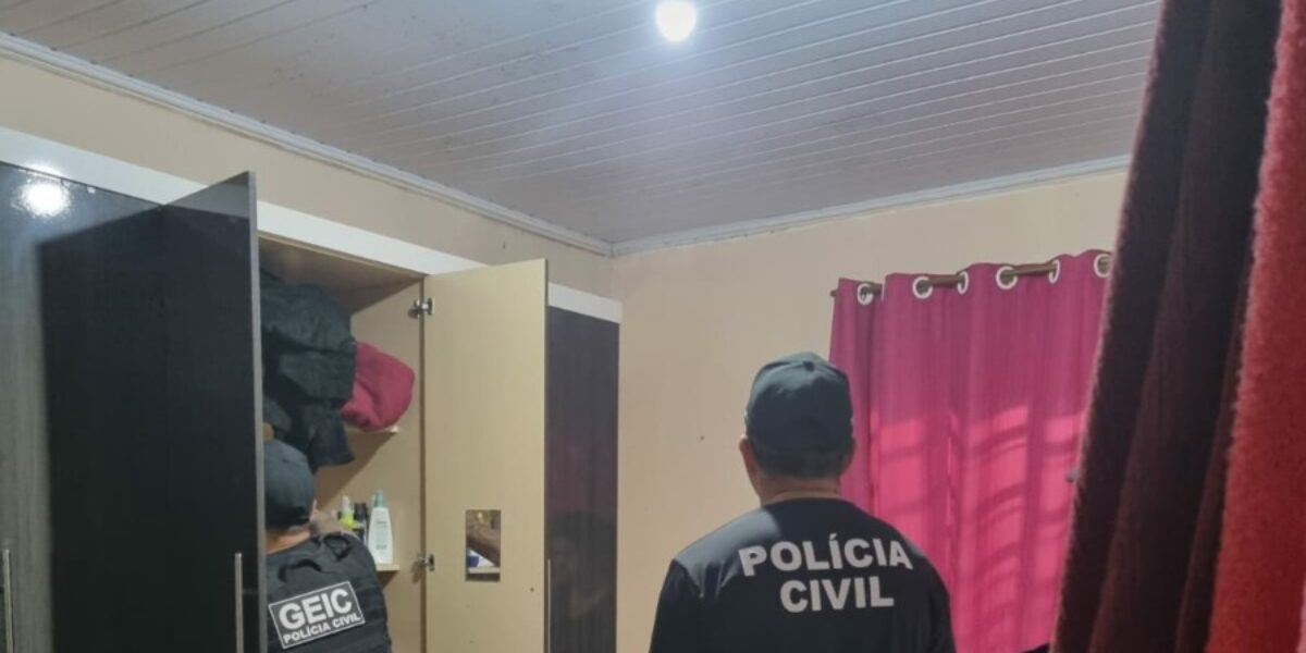 Polícia Civil prende mulheres que furtaram perfumes e maquiagens de loja de cosméticos