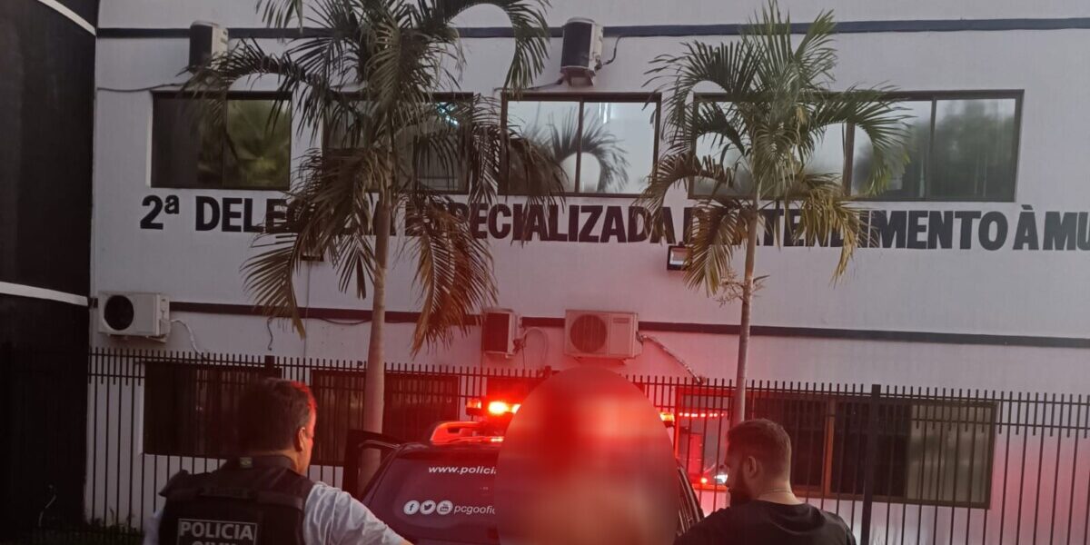 Homem é preso após agredir e ameaçar companheira, que fugiu e pediu socorro na delegacia