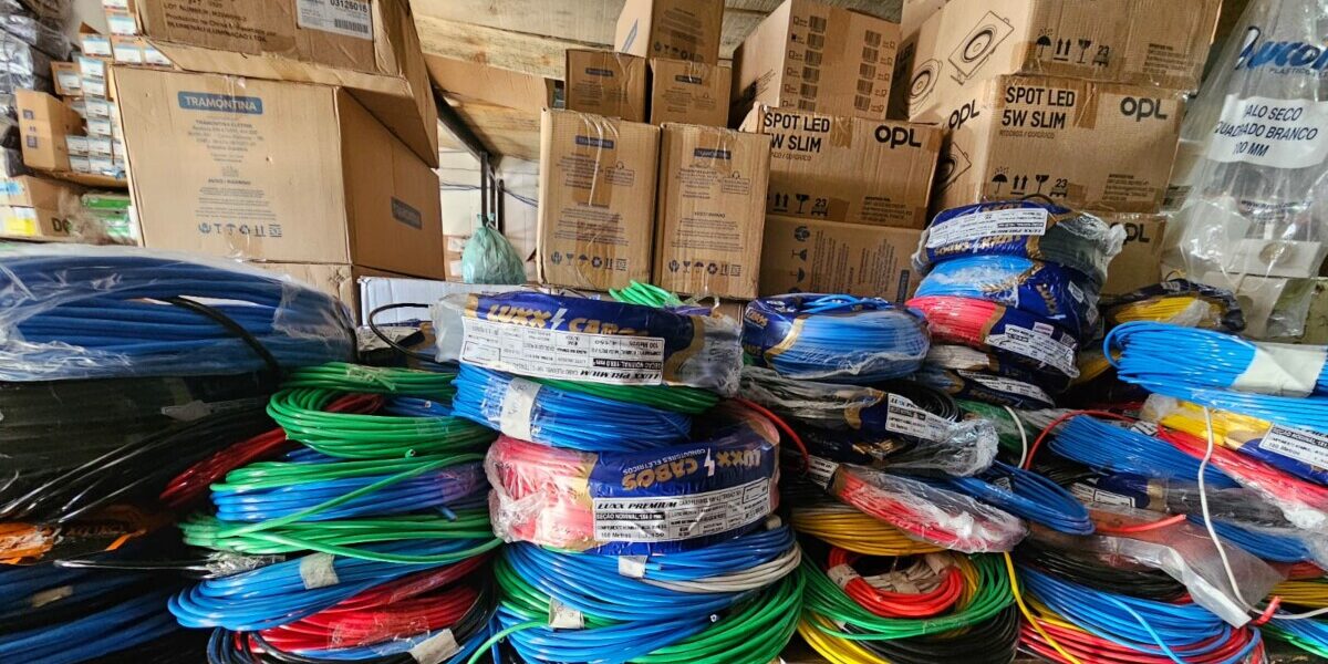 Operação conjunta apreende 70 mil fios elétricos impróprios para uso vendidos em lojas de Goiânia