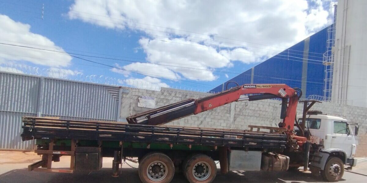 PCGO recupera caminhão roubado em fazenda de Minas Gerais