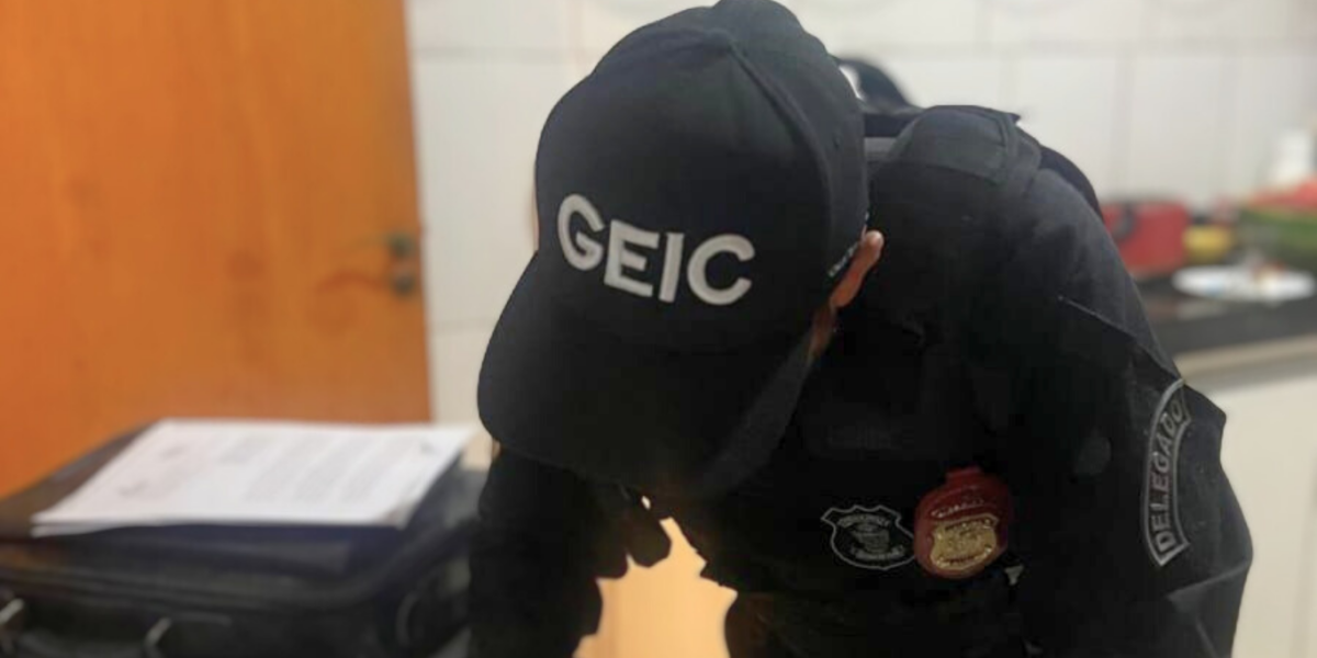 PCGO realiza buscas em casa de mulher que estava chantageando chefe para não divulgar vídeos íntimos