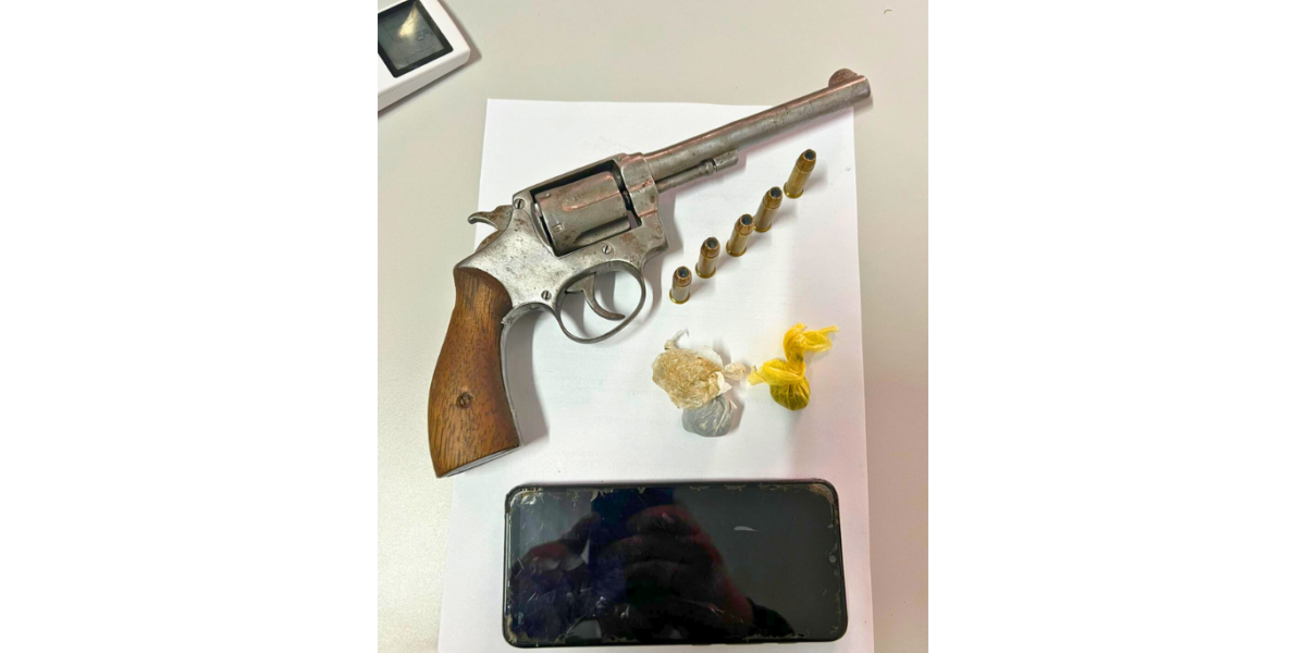 PCGO prende homem por posse irregular de arma de fogo de uso permitido