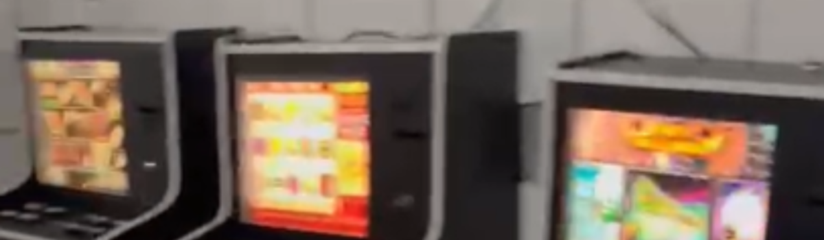 PCGO apreende 10 máquinas caça-níqueis e prende responsável pelo local