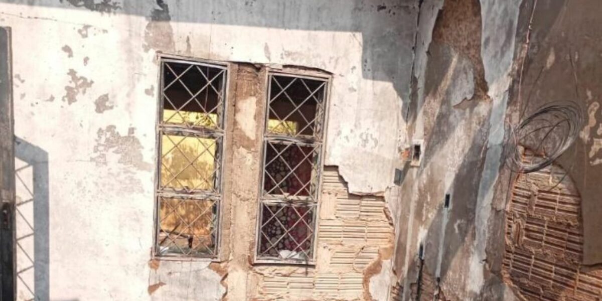 PC investiga possível incêndio criminoso que vitimou casal, em Chapadão do Céu, e prende suspeito