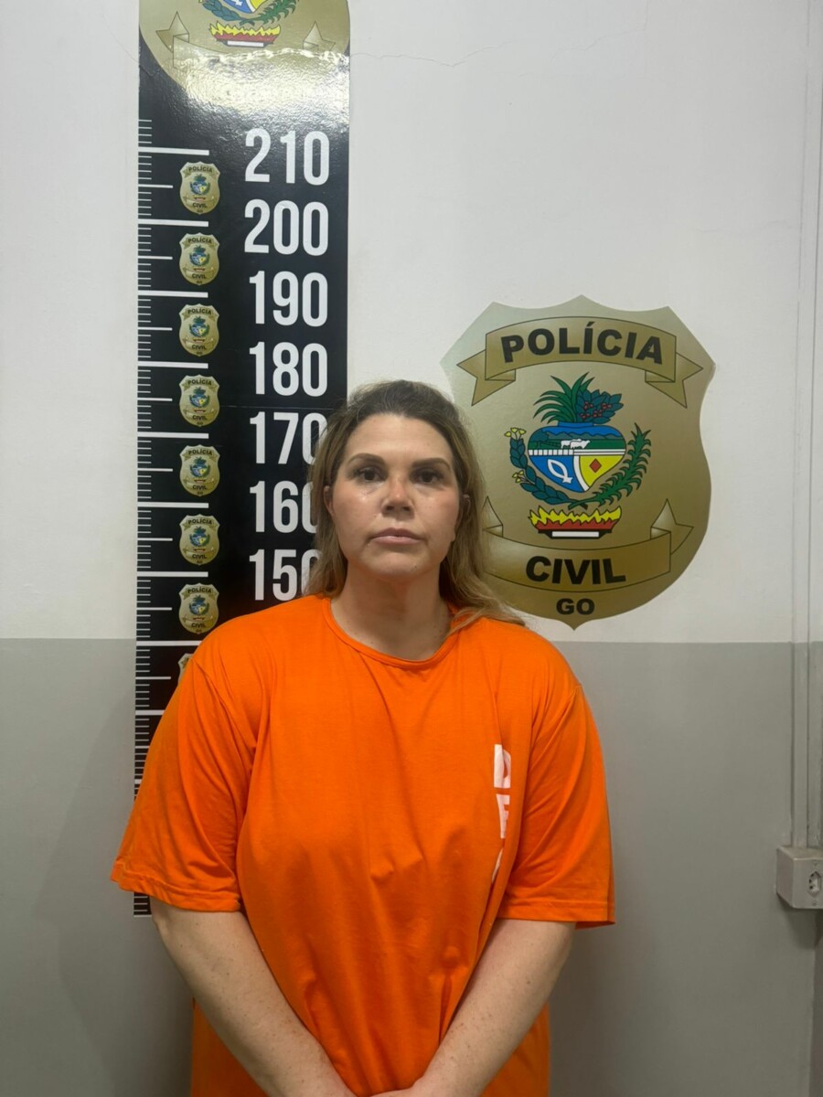 A Polícia Civil de Goiás, por meio da 15ª Delegacia Distrital de Polícia de Goiânia/1ª – DRP, em continuidade a Operação Milhas, cumpriu mandado de prisão, nesta quinta-feira (19), em desfavor de uma mulher investigada pela prática do crime de estelionato (Art 171 & 2 – A).    As investigações iniciaram após a vítima informar ter adquirido um pacote de viagem com passagem aérea e hospedagem e, após efetuar pagamento, a autora teria informado ter conseguido o mesmo pacote com valor inferior, fazendo a vítima efetuar novo pagamento, tendo a vítima inclusive indicado outras duas amigas a comprarem o pacote de viagem com a mesma agência.   As vítimas não conseguiram realizar a viagem programada para junho/2024 e descobriram que não havia passagem e nem reserva de hotel. Nas investigações, descobriu-se que a mulher, contumaz na prática deste delito, efetuava as vendas dos pacotes de viagens, mas os valores pagos pelas vítimas caíam na conta da sua genitora, tendo o mandado de prisão sido expedido em desfavor das duas (mãe e filha), porém mulher (filha) estava foragida e foi localizada no Distrito Federal na noite de ontem, sendo detida.   A divulgação da imagem da investigada foi procedida nos termos da Lei nº 13.869/2019, Portaria normativa nº 547/2021/DGPC, tendo em vista o interesse publico no sentido de identificar outras eventuais vítimas.