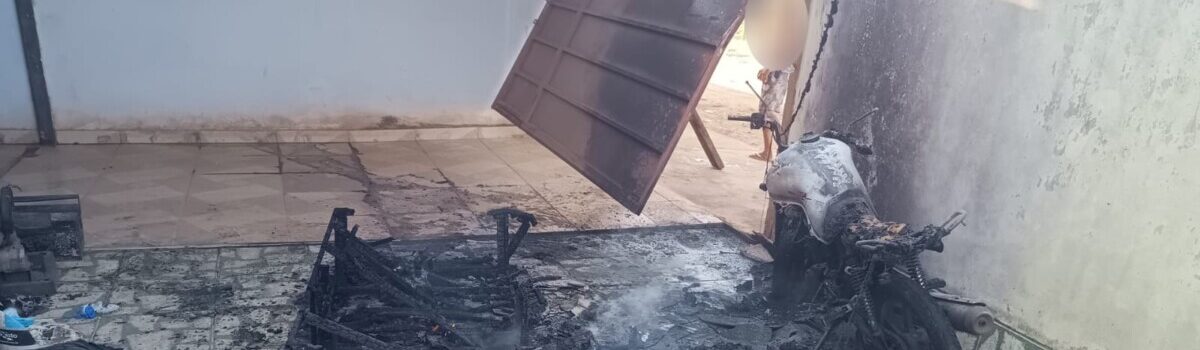 PCGO prende homem que ateou fogo em moto e casa de vítima após desacordo comercial em Niquelândia