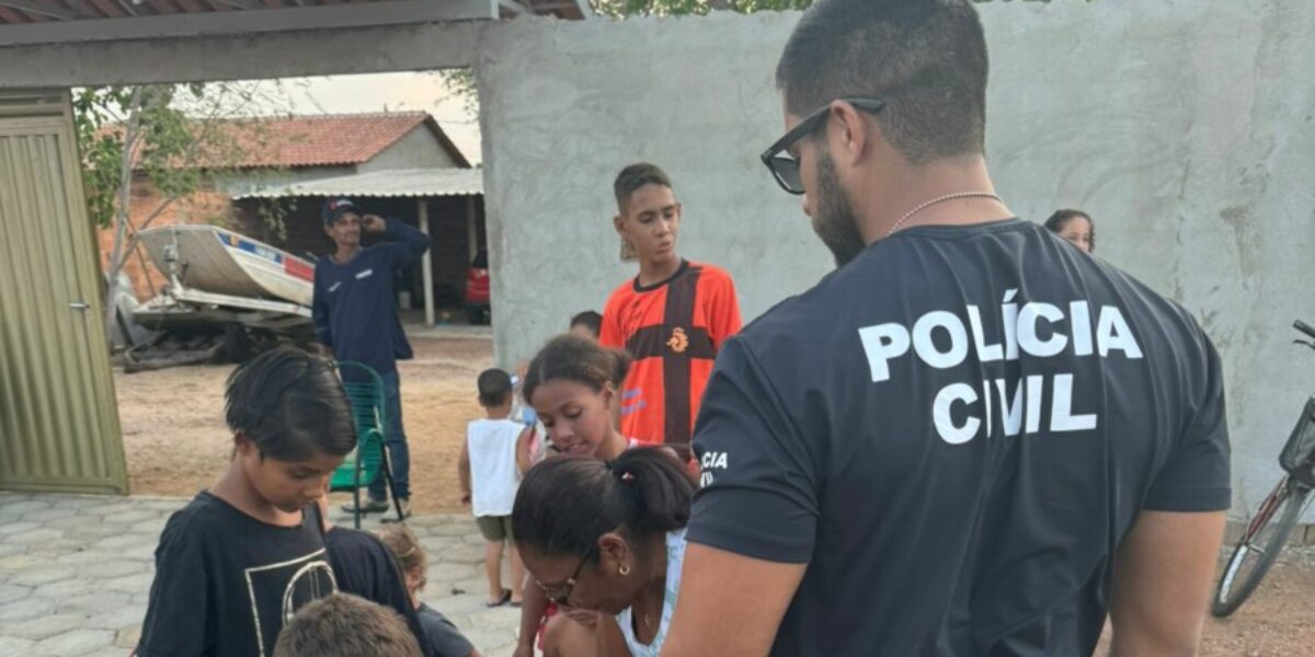 PCGO faz doação de brinquedos a crianças em Aruanã