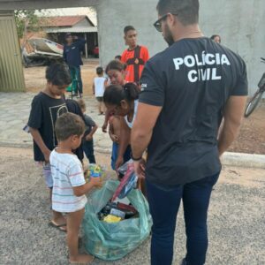 PCGO faz doação de brinquedos a crianças em Aruanã