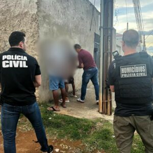 PCGO prende segundo investigado por latrocínio e procura foragido
