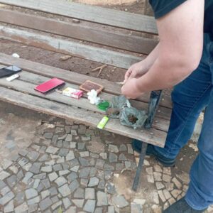 Dois são presos por tráfico de drogas praticado na praça da Prefeitura de Campinorte