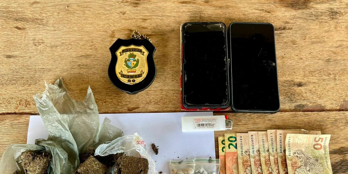 Dois são presos por tráfico de drogas praticado na praça da Prefeitura de Campinorte