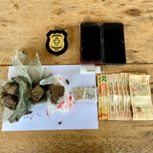 Dois são presos por tráfico de drogas praticado na praça da Prefeitura de Campinorte