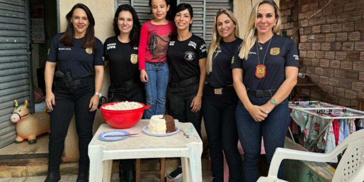 Criança recebe visita de policiais civis de Trindade em seu aniversário
