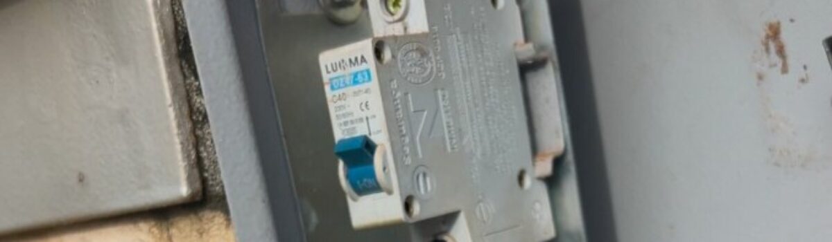 Homem é preso por furtar energia para sua casa após corte no fornecimento