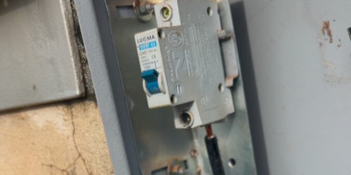 Homem é preso por furtar energia para sua casa após corte no fornecimento
