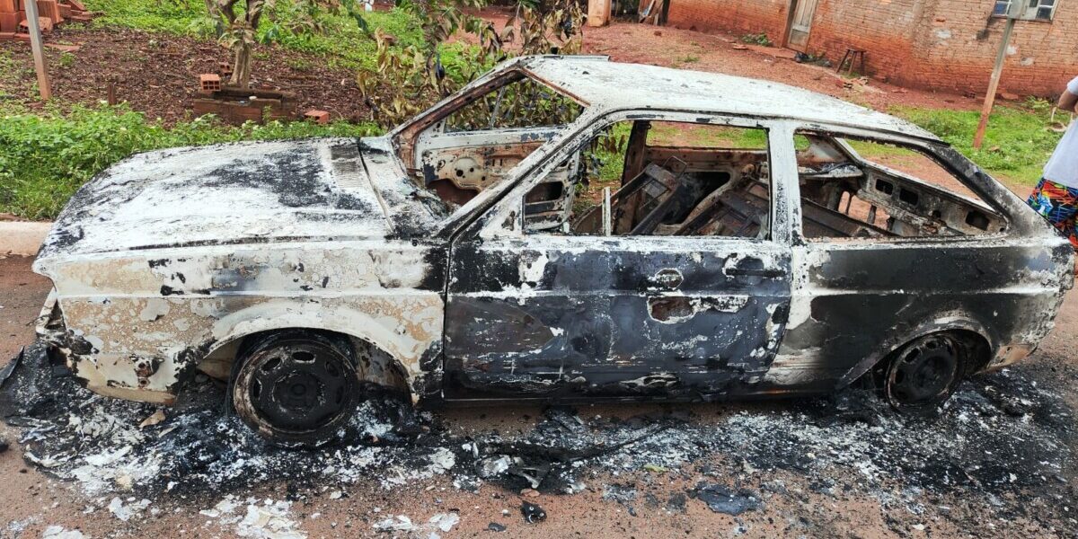 PCGO prende homem que mandou incendiar carro de ex e executor do crime em Barro Alto