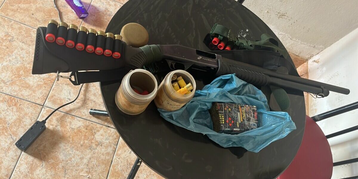 Mulher de 18 anos é presa em flagrante por tráfico de drogas e posse ilegal de arma de fogo