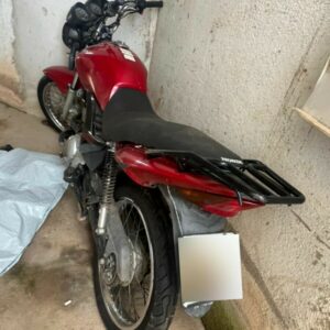 Mulher é presa após se envolver em acidente e se apropriar de moto de vítima c