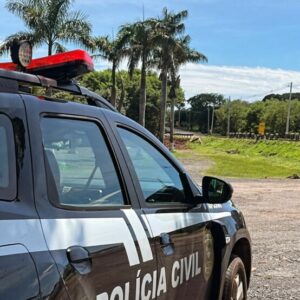 Mulher é presa após se envolver em acidente e se apropriar de moto de vítima c