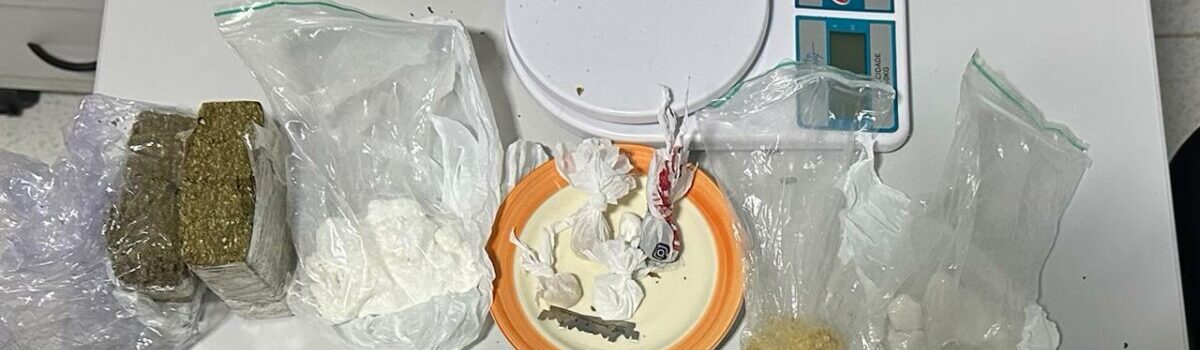 Mulher é presa suspeita de usar salão de beleza para traficar drogas, em Campos Belos