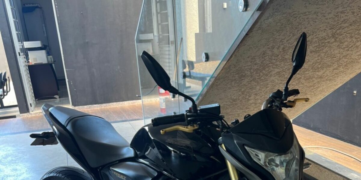 Motocicleta é apreendida após cumprimento de mandado de busca pela Delegacia de Santa Helena