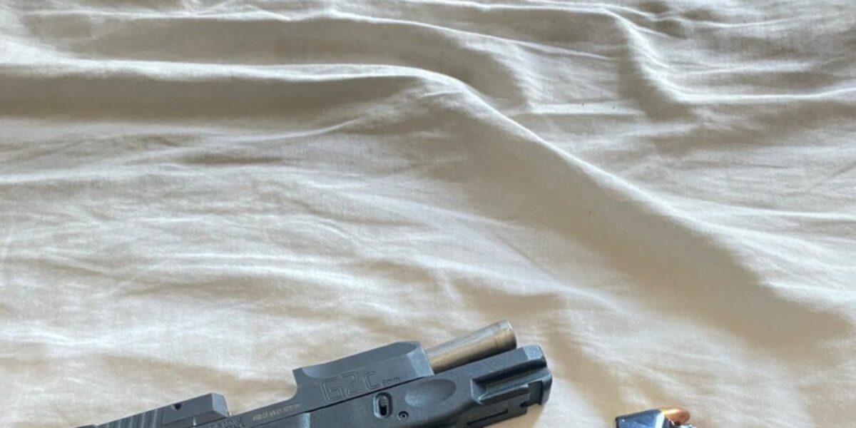 PCGO prende investigado, em hotel de Goiânia, com arma e munições de uso restrito; homem tem 12 registros criminais graves