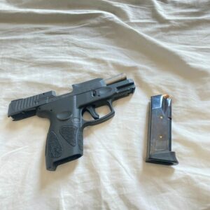 PCGO prende investigado, em hotel de Goiânia, com arma e munições de uso restrito com 12 registros criminais graves