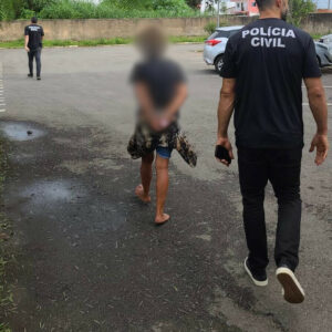 PCGO prende em flagrante mulher que perfurou olho de idosa em mercearia de Anápolis